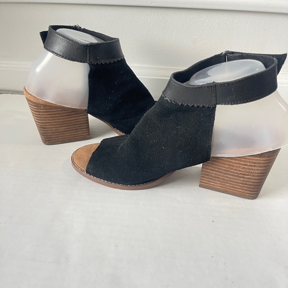 Toms Grenada Size 9.5 100% Suede Peep Toe Sandals Stacked Heels Black - Picture 4 of 8